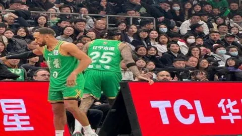 吴前快攻上篮，华丽扣篮完成2+1得分